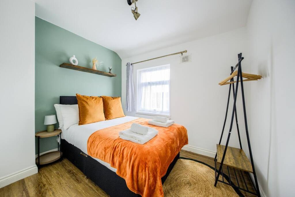Low Rate For A 4-Bedroom House In Coventry With Free Unlimited Wi-Fi 2 Car Parking 53 Qmc Eksteriør billede
