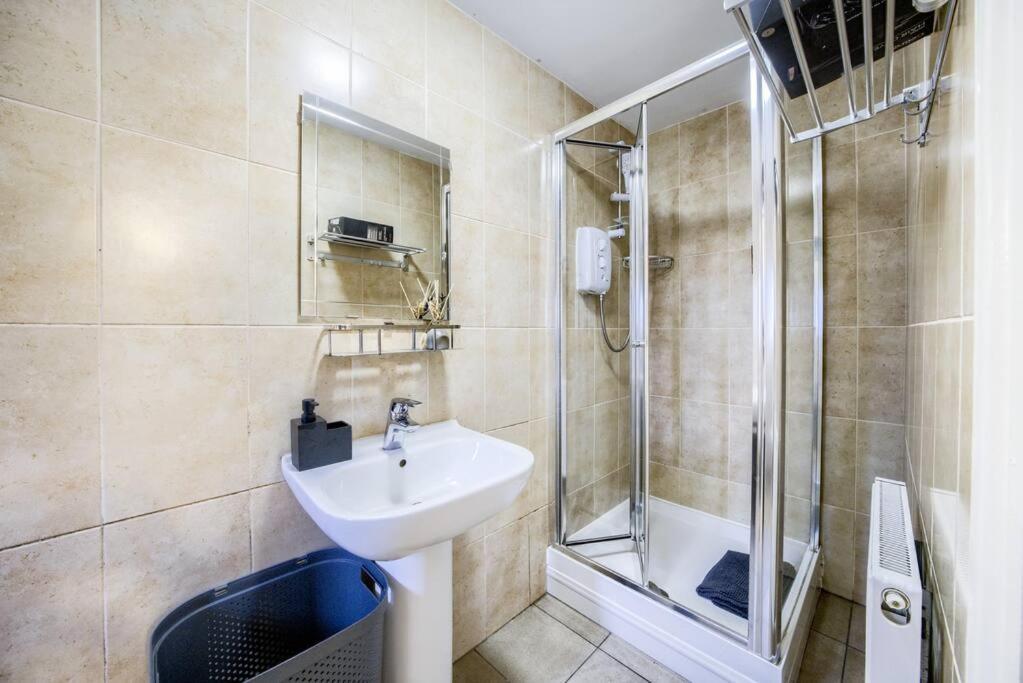 Low Rate For A 4-Bedroom House In Coventry With Free Unlimited Wi-Fi 2 Car Parking 53 Qmc Eksteriør billede