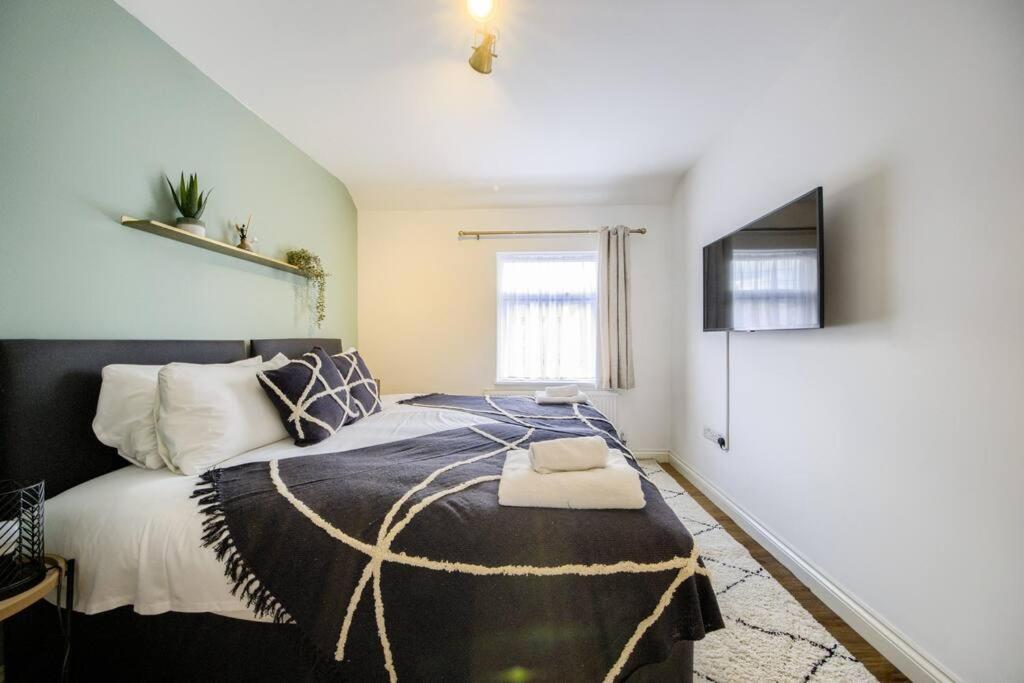 Low Rate For A 4-Bedroom House In Coventry With Free Unlimited Wi-Fi 2 Car Parking 53 Qmc Eksteriør billede
