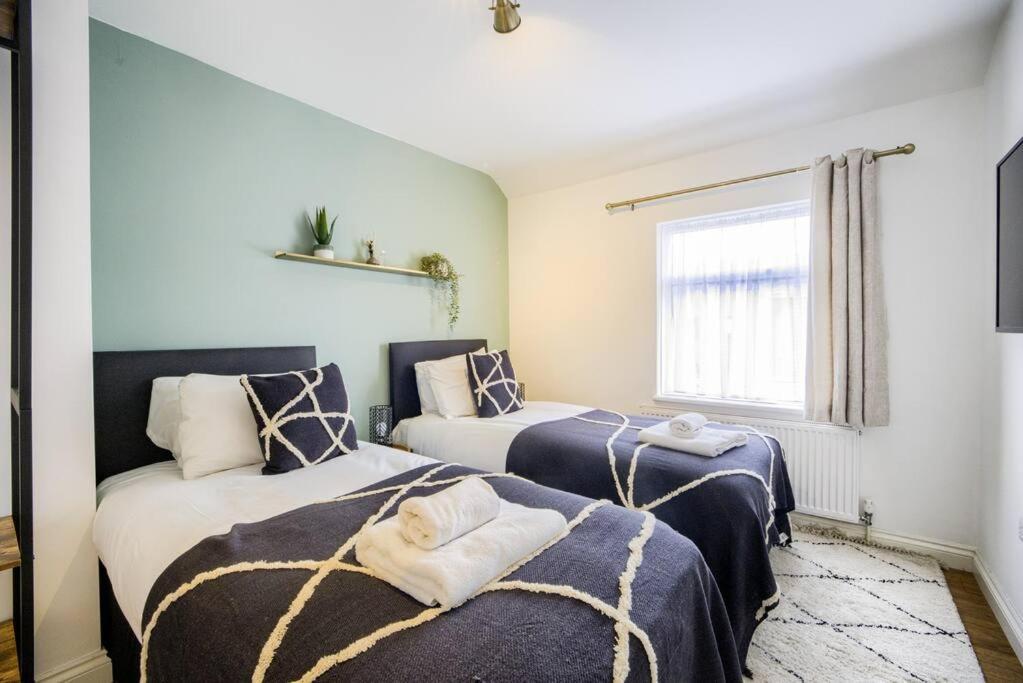 Low Rate For A 4-Bedroom House In Coventry With Free Unlimited Wi-Fi 2 Car Parking 53 Qmc Eksteriør billede